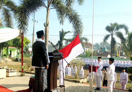 Sederhana tapi Khidmat, Santri Maqnaul Ulum Gelar Upacara HUT ke-80 RI